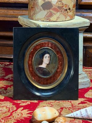 la photo d'une photo représentant une femme coiffée d'un chapeau, posée sur une table
