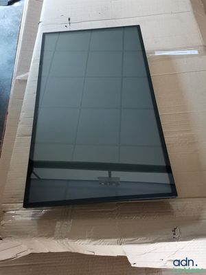 une photo d'un téléviseur à écran plat posé sur un carton