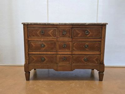 Commode transition en bois de placage, léger ressaut.