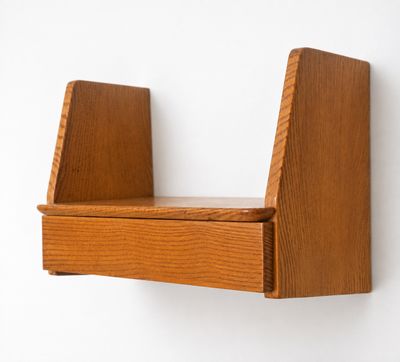 une étagère en bois sur laquelle se trouvent deux étagères en bois