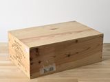 une caisse en bois posée sur un parquet