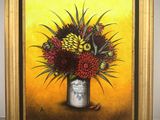 tableau représentant un vase de fleurs posé sur une table, sur fond jaune