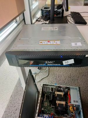 un ordinateur posé sur un bureau, à côté d'un écran
