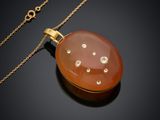 un pendentif composé d'une agate orange et d'un diamant, monté sur une chaîne en or