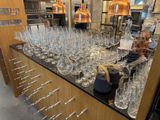 de nombreux verres posés sur le plan de travail de la cuisine