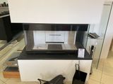 un ordinateur portable posé sur une cuisinière dans une cuisine