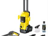 une pompe et des outils jaunes et noirs sur fond blanc