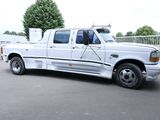 un camion blanc garé sur le parking