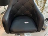 une chaise noire qui se trouve dans une pièce
