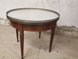 une petite table sur laquelle se trouve un miroir