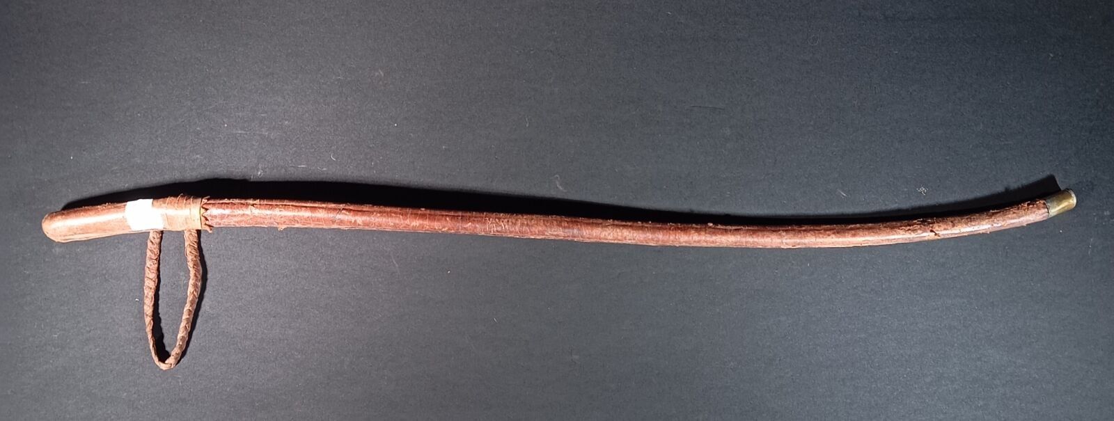 (230-4) Canne souple, métal gainé de cuir, usures, ABE-BE, LT 98 cm, époque XIXe