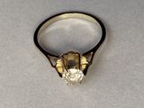 Gros plan sur une bague en or ornée d'un diamant