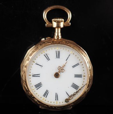 une montre de poche en or avec des chiffres romains sur le cadran