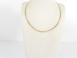 un mannequin blanc portant un collier en or