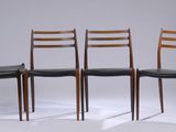 quatre chaises sont alignées en rangée sur une surface blanche