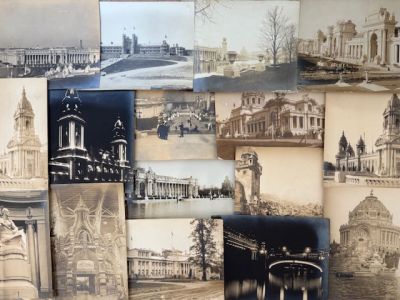 de nombreuses photos anciennes de bâtiments accrochées au mur