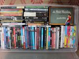 une boîte en plastique transparent remplie de DVD et de films
