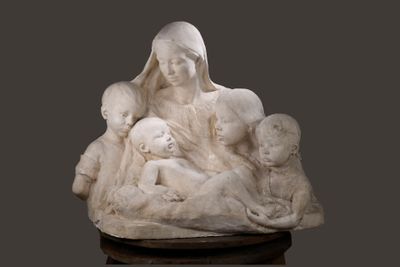 statue en marbre représentant une femme tenant un bébé et trois enfants dans ses bras