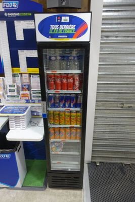 un présentoir de boissons et de sodas dans un magasin