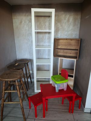 une petite table et des chaises dans un coin de la pièce