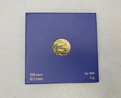 La pièce d'or se trouve sur une carte bleue à fond blanc.