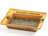 une petite boîte en bois avec une horloge à l'intérieur