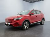 un SUV rouge garé dans une grande pièce aux murs blancs