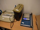 une image représentant un bureau avec une imprimante et un téléphone portable
