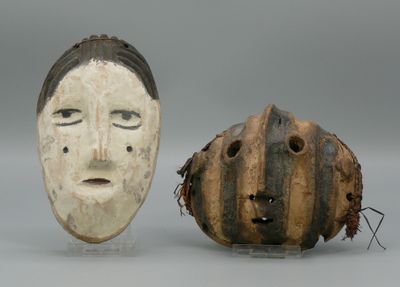 Deux petits masques en bois léger : l’un Luba Zela figurant …