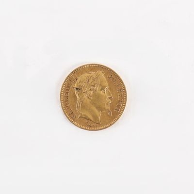 une image d'une pièce d'or sur une surface blanche
