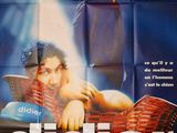 une affiche de film représentant un homme allongé sur un lit, avec une femme en arrière-plan