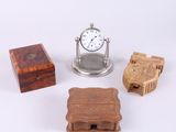 plusieurs morceaux de bois et une horloge posés sur une surface blanche