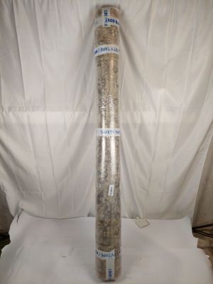un gros plan d'un rouleau de tissu posé sur une surface blanche