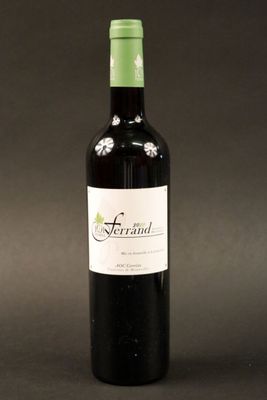 une bouteille de vin posée sur une table