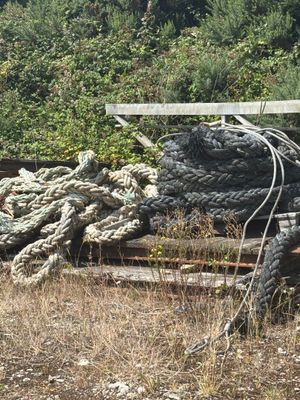 un tas de cordes posé par terre à côté d'un banc