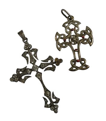 deux pendentifs en forme de croix sur fond blanc, avec un fond blanc