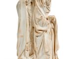 une statue blanche représentant une femme et deux hommes assis sur un banc