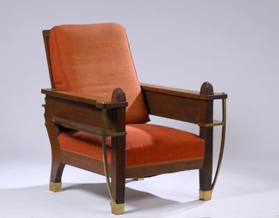 un fauteuil rembourré de couleur orange, avec une structure en bois et des pieds en métal