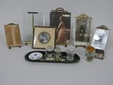 un plateau avec des photos, un cadre photo, un bougeoir, une photo et la photo d'une femme