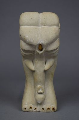 ÉLÉPHANT en pierre blanche sculptée, monogrammé sous la base…