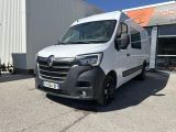 une camionnette blanche garée devant un bâtiment