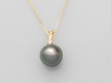 un pendentif composé d'une perle noire et de diamants, monté sur une chaîne en or