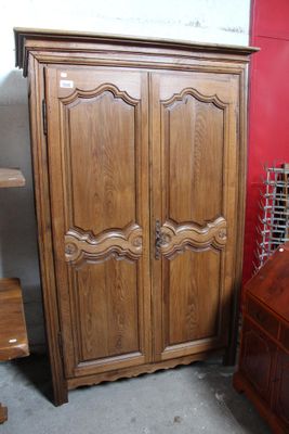 image d'une armoire en bois dans une pièce
