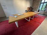 une table posée sur un tapis rouge posé au sol
