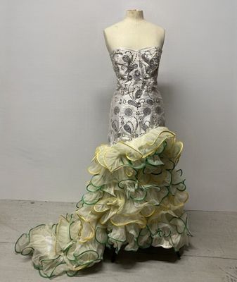 robe à volants jaune et verte sur un mannequin, avec un mur blanc en arrière-plan