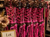 des combinaisons à imprimé léopard exposées dans une boutique