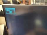 une télévision posée sur une table dans une pièce