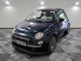 une petite voiture garée dans un garage