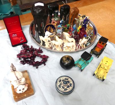 un plateau en argent posé sur une table, sur lequel se trouvent divers objets