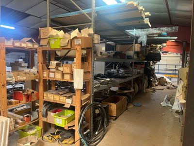 une pièce remplie de boîtes et d'étagères